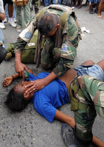 Гаити: Из-под завалов спасатели извлекли живую 14-летнюю девочку. Фото:  JEWEL SAMAD/AFP/Getty Images