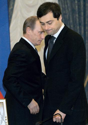 Владислав Сурков и Путин. Фото:  DMITRY ASTAKHOV/AFP/Getty Images