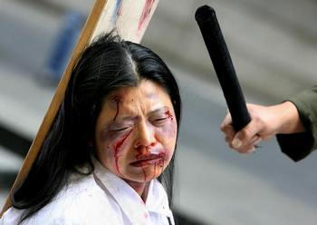 Репрессии Фалуньгун в Китае. Демонстрация пыток. Инсценировка проводилась в Австралии в апреле 2006 года. Фото: GREG WOOD/AFP/Getty Images
