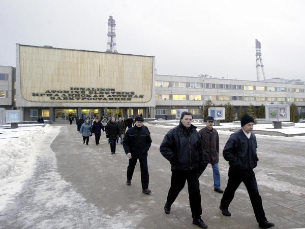 Литовские власти закроют за час до полуночи 31 декабря атомную электростанцию в Висагинасе. Фото: STR/AFP/Getty Images