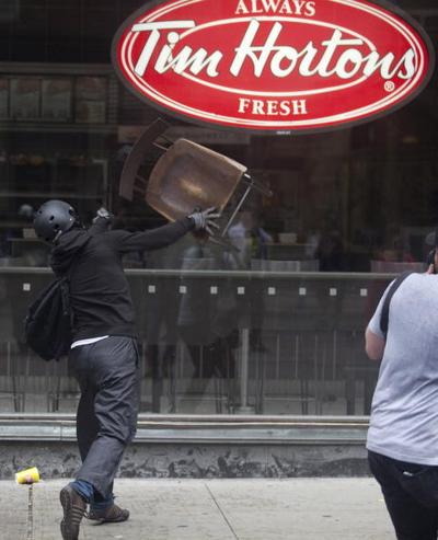 Антиглобалисты в Торонто устроили погромы, пытаясь сорвать саммит G20. Фоторепортаж