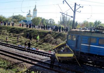 В аварии  рейсового автобуса на железнодорожном переезде в Днепропетровской области погибли 38 человек