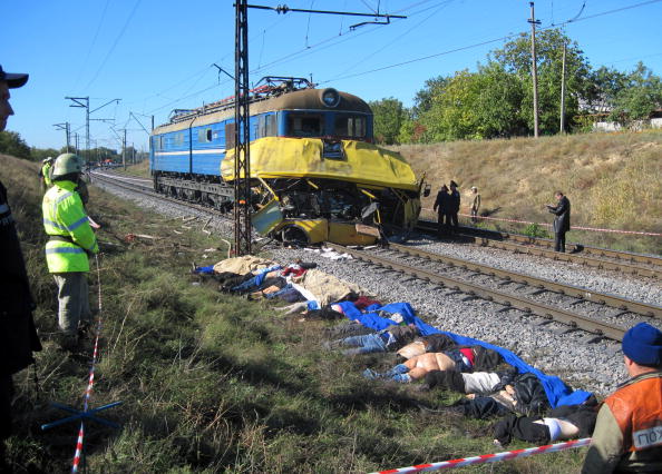 Количество жертв столкновения пассажирского автобуса "Эталон" и локомотива достигло 42 человек. 13 октября в Украине объявлено днем траура