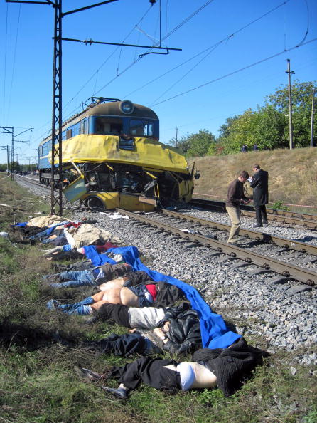 Количество жертв столкновения пассажирского автобуса "Эталон" и локомотива достигло 42 человек. 13 октября в Украине объявлено днем траура