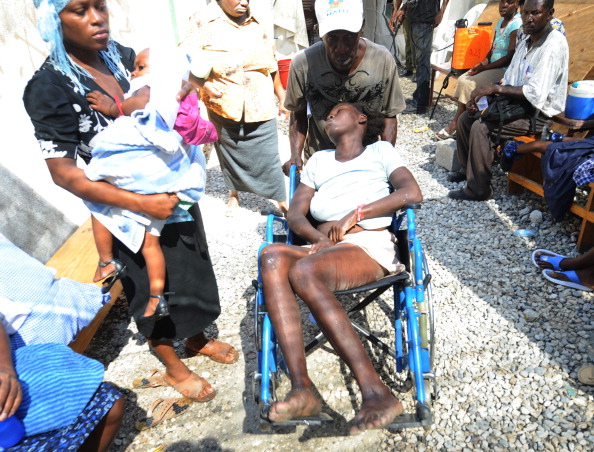 Эпидемия холеры на Гаити, унесшая жизни более тысячи человек, распространяется в другие страны