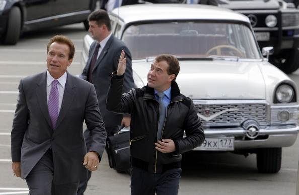 Дмитрий Медведев лично отвез  Арнольда Шварценеггера в Сколково на  "Чайке"