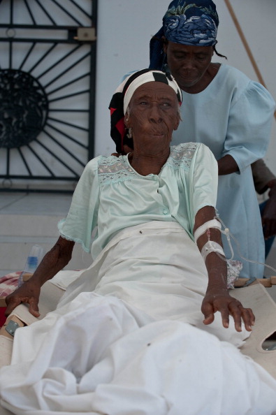 Эпидемия на Гаити. «Врачей без границ», развертывающих госпиталь для больных холерой, закидали камнями