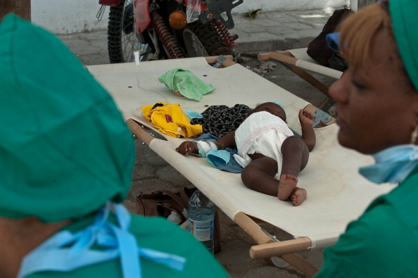 Эпидемия на Гаити. «Врачей без границ», развертывающих госпиталь для больных холерой, закидали камнями