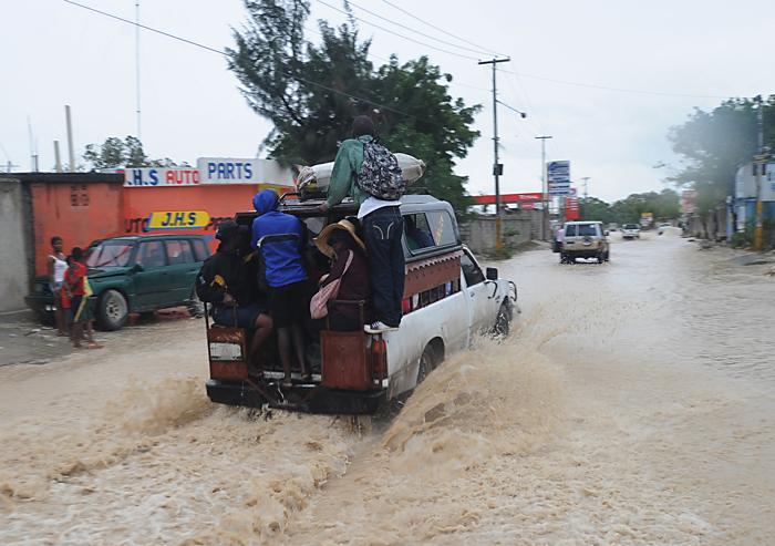 Гаити. Тропический шторм Isaac пронёсся над Порт-о-Пренс