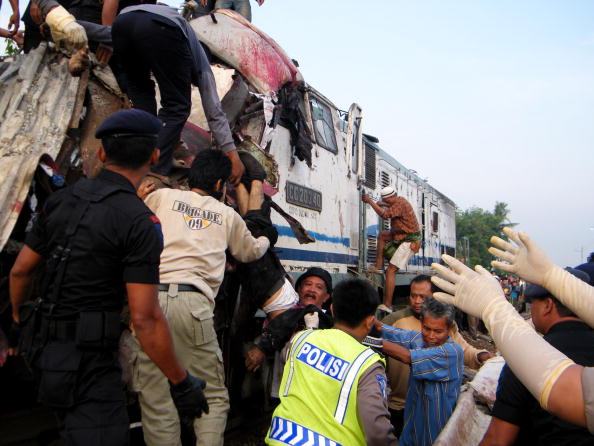 При столкновении поездов в Индонезии погибло более 40 человек