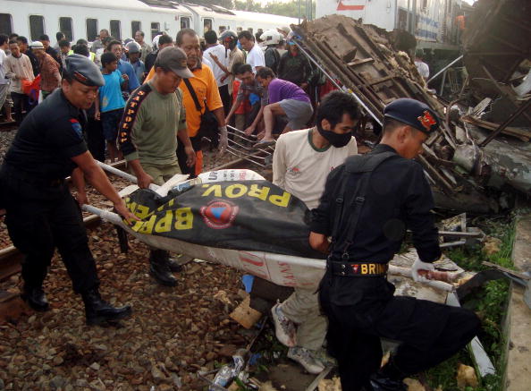 При столкновении поездов в Индонезии погибло более 40 человек