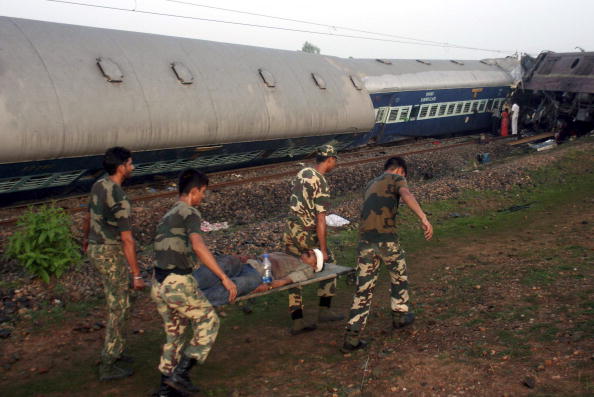 Число жертв столкновения поездов в Индии возросло до 72. Фоторепортаж