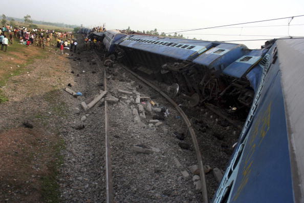 Число жертв столкновения поездов в Индии возросло до 72. Фоторепортаж