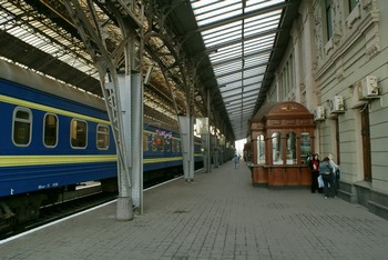 Журналисты приковали себя к поезду в знак протеста на львовском железнодорожном вокзале