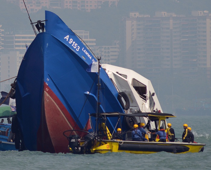 Фоторепортаж с места столкновения прогулочного судна с паромом около  острова Ламма в Гонконге