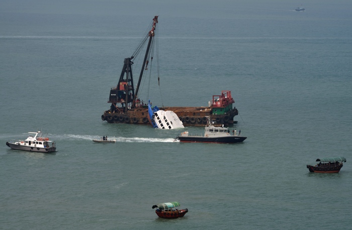 Фоторепортаж с места столкновения прогулочного судна с паромом около  острова Ламма в Гонконге