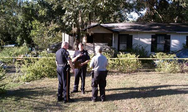 В городе Гейнсвилл,  штат Флорида, афроамериканец убил отца, ранил пятерых прохожих и сам застрелился