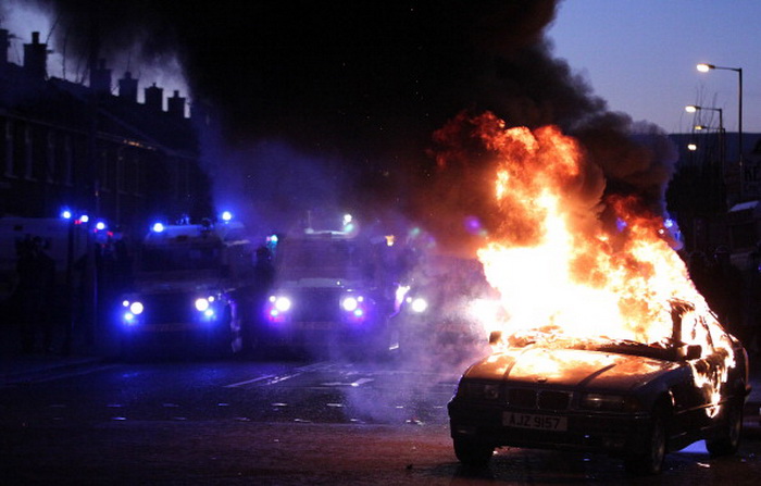 Беспорядки в Северной Ирландии привели к столкновениям с полицией. Фото: PETER MUHLY/AFP/Getty Images
