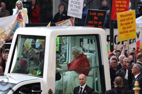 Скотланд-Ярд отпустил шестерых алжирцев, подозреваемых в заговоре против Папы Римского