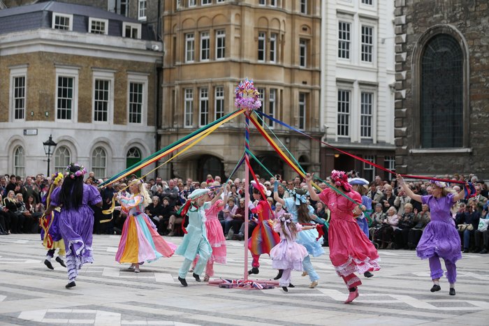 Жемчужные короли и королевы в Лондоне празднуют праздник урожая