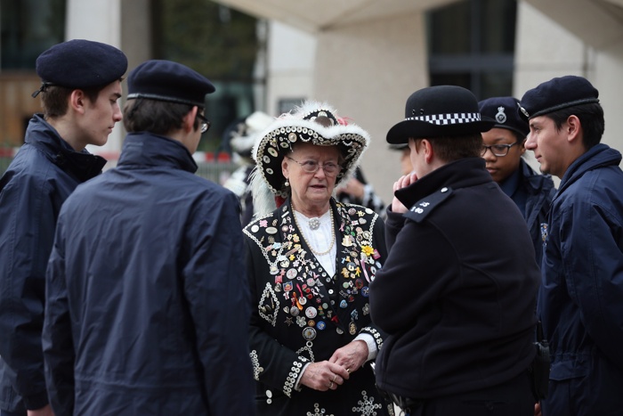 Жемчужные короли и королевы в Лондоне празднуют праздник урожая