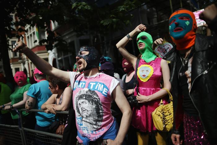 Свободу  Pussy Riot требуют женщины у российского посольства в Лондоне