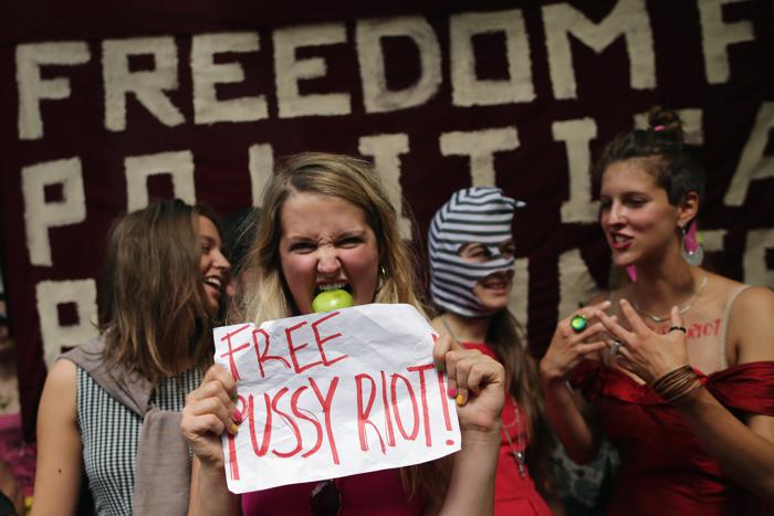 Свободу  Pussy Riot требуют женщины у российского посольства в Лондоне
