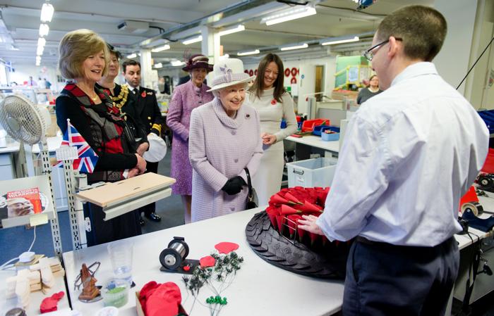 Королева Елизавета II посетила фабрику The Rojal  British Legion Poppy Factory