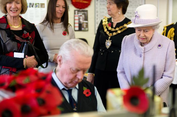 Королева Елизавета II посетила фабрику The Rojal  British Legion Poppy Factory