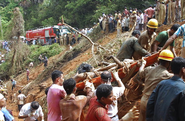 Разбился пассажирский самолет в Индии: 165 человек погибли, 8 выжили. Фоторепортаж