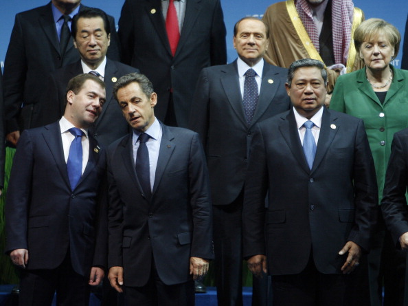 Лидеры стран G20 в Сеуле сфотографировались на фоне  логотипа саммита