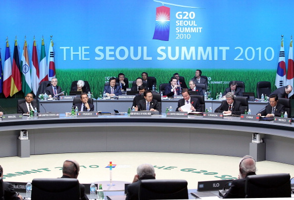 Лидеры стран G20 в Сеуле сфотографировались на фоне  логотипа саммита