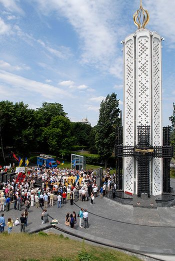 В Киеве стартовала международная акция, посвященная почтению памяти жертв голода 1932-33 годов. 19 июня 2010 года. Фото: Владимир Бородин/The Epoch Times
