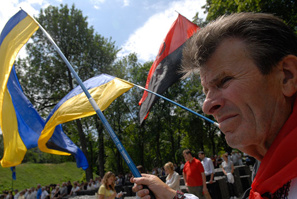 В Киеве стартовала международная акция, посвященная почтению памяти жертв голода 1932-33 годов. 19 июня 2010 года. Фото: Владимир Бородин/The Epoch Times