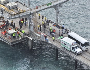 Спасенные беженцы доставлены на остров Рождества, принадлежащий Австралии после крушения их судна 22 июня 2012. Фото: Scott Fisher/Getty Images