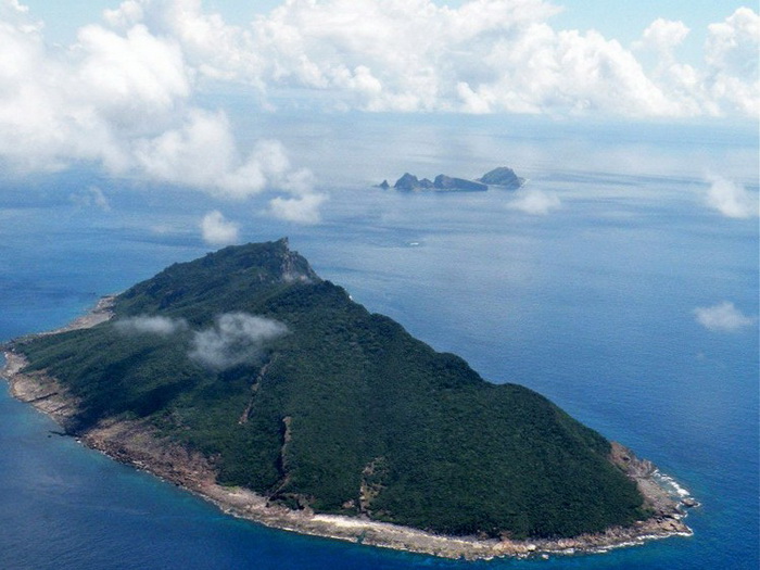 Спорные острова, известные как Сенкаку в Японии и Дяоюйдао в Китае, снимок сделан 15 сентября 2010 года. В отношениях между Китаем и Японией произошли кое-какие сдвиги, хотя споры в вопросах продажи островов продолжают бушевать. Фото: Jiji Press/AFP/Getty Images