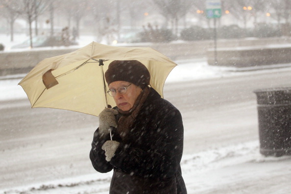 Снег засыпал Чикаго. Фоторепортаж Фото: Scott Olson/Getty Images