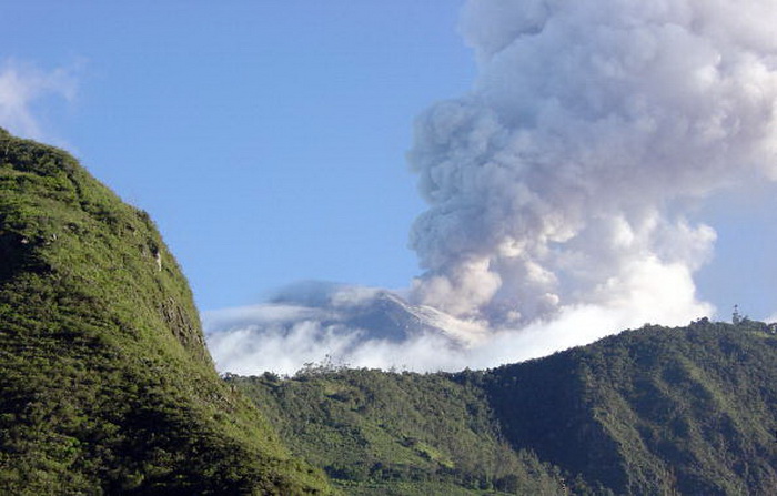 Власти Эквадора предупреждают об усилении активности вулкана Тунгурауа