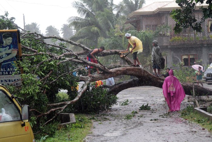Фоторепортаж о последствиях тайфуна Bopha на Филиппинах