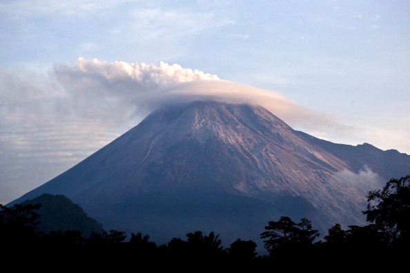 Извержение вулкана на острове Ява в Индонезии грозит новыми катастрофами и человеческими жертвами