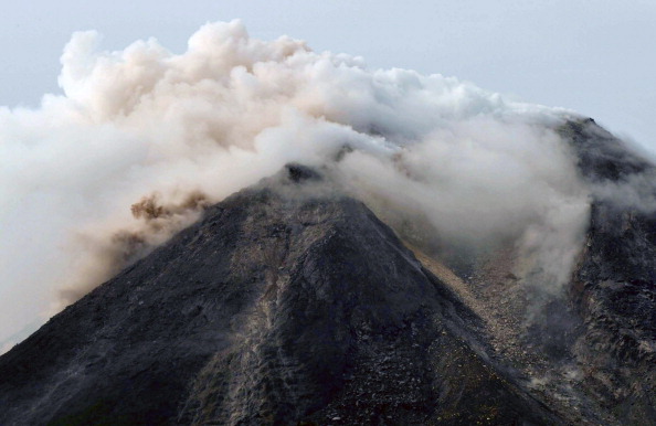 Извержение вулкана на острове Ява в Индонезии грозит новыми катастрофами и человеческими жертвами