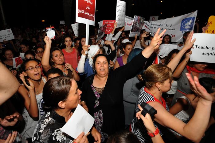 В Тунисе тысячи людей вышли с требованием соблюдения прав женщин