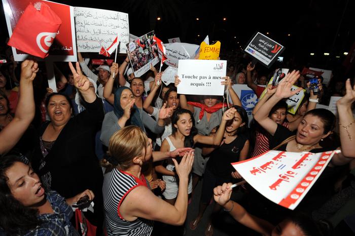 В Тунисе тысячи людей вышли с требованием соблюдения прав женщин
