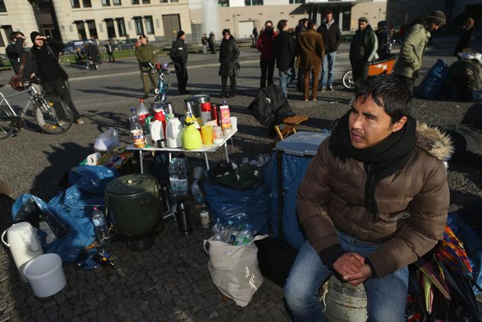 Беженцы протестуют перед Бранденбургскими воротами в Берлине