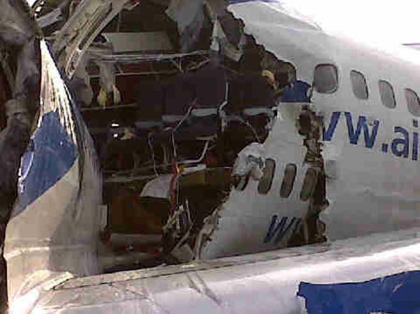 Boeing 737 при посадке в колумбийском порту раскололся на три части: один человек погиб, 114 получили травмы