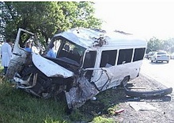 В ДТП  в Славянске на трассе "Киев-Харьков-Довжанский" попал пассажирский микроавтобус, погибли 6 человек и 12 получили ранения
