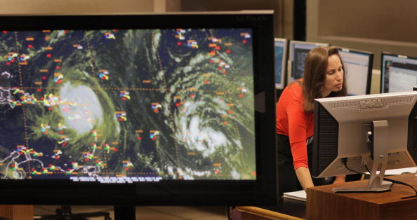 Ураган  "Эрл" в Атлантике достиг четвертой категории опасности