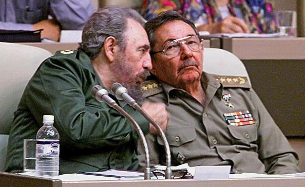 Фидель Кастро  и Рауль Кастро. Фото: ADALBERTO ROQUE/AFP/Getty Images