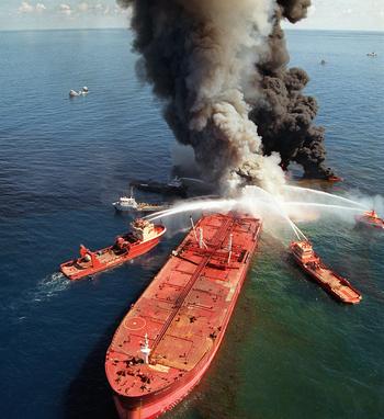 В Мексиканском заливе  взорвалась очередная нефтяная буровая вышка, один человек пострадал