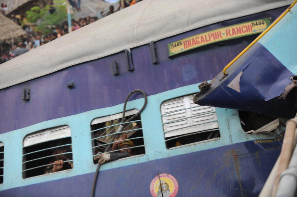 На месте крушения поездов в Индии найден живой ребенок. Фоторепортаж